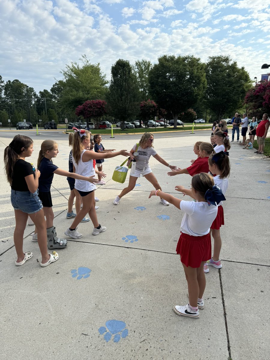 SpringRunSTEAM's tweet image. Our cheerleaders helped to welcome our teachers back to school this week #springrunfun @ccpsinfo