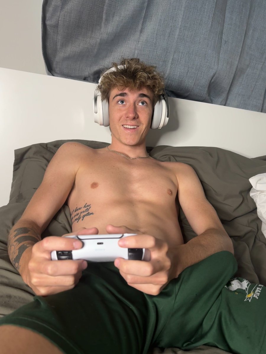 Sapphirexmgmt's tweet photo. me or the game?
https://t.co/l1OZPdOdmZ https://t.co/Wp0hbtosso