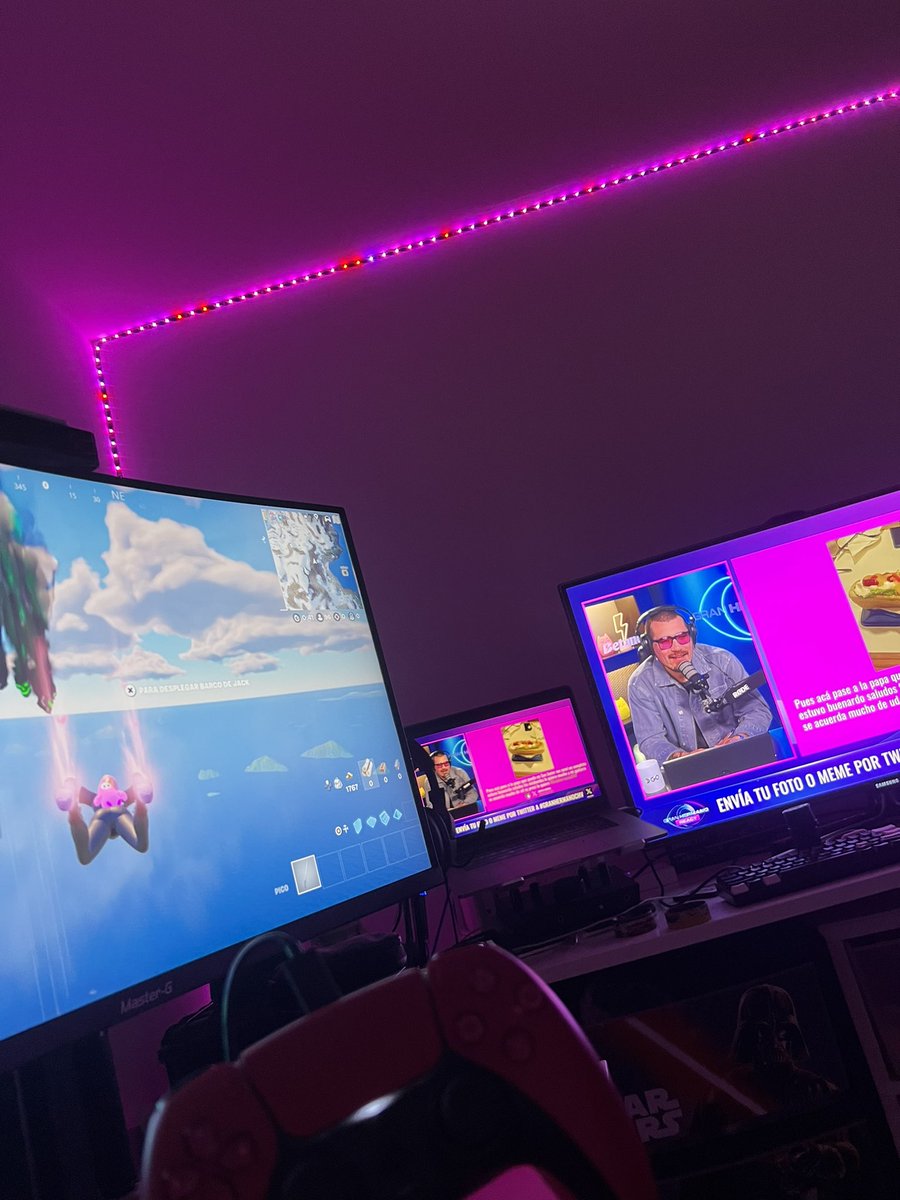 CMagerkute's tweet photo. Viendo al Tío Michaux y jugando Fortnite y esperando el mejor Reality de los últimos tiempos.
Aunque me declaro más fan de GH1
#GranhermanoCHV #GranHermanoChile https://t.co/tyGGtlT9fe