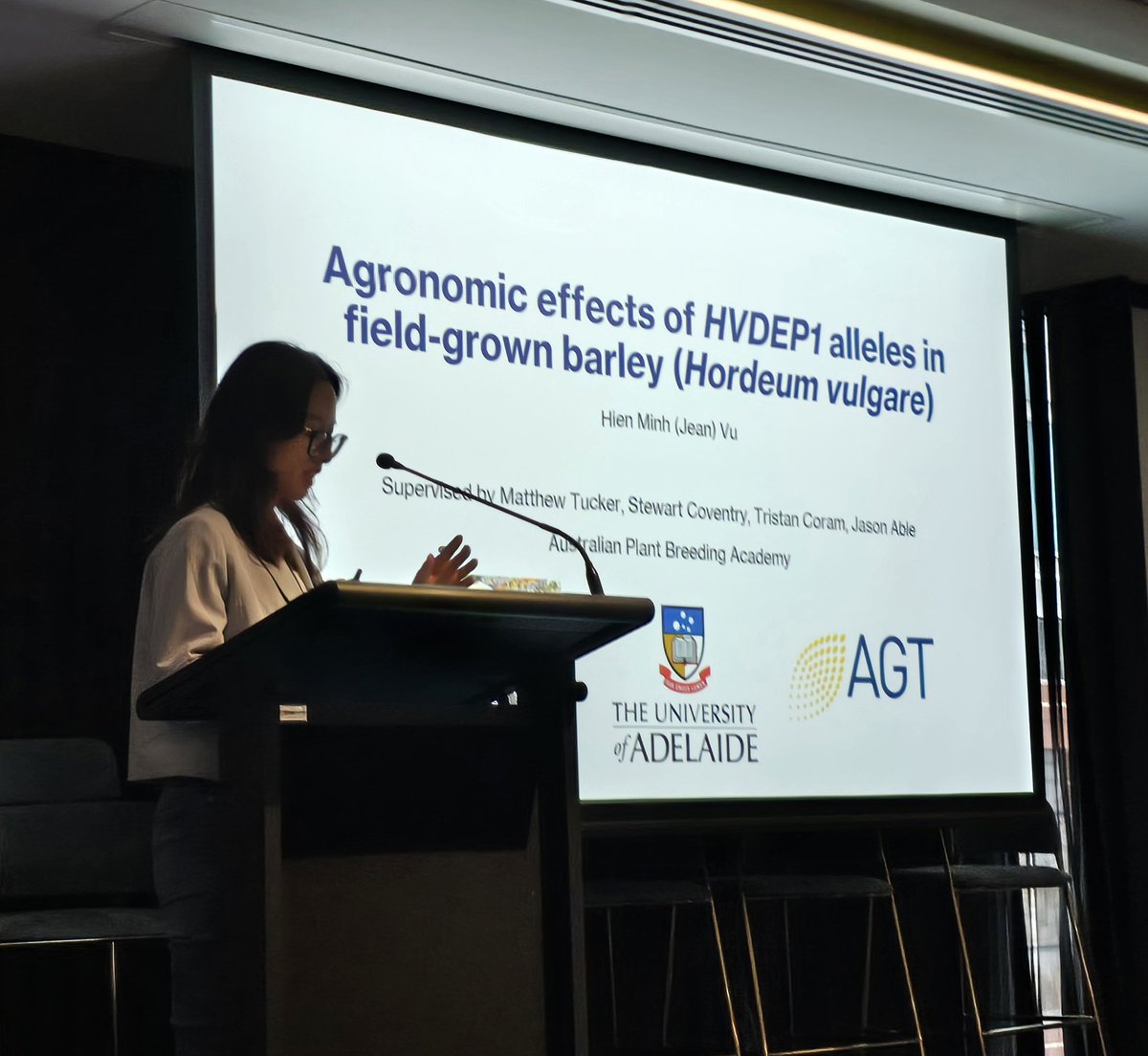 Jean Vu <a href="/UniofAdelaide/">Uni of Adelaide</a> detailing Agronomic effects of HvDEP1-V in field-grown barley 
#ABTS2024 #barley <a href="/agtbreeding/">AGT</a>