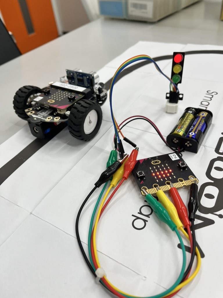 AITweet2023's tweet photo. 信号機で止まるロボットを作ってみませんか？🚦✨ おれんじパソコン教室で、楽しく学べるロボットプログラミング！#子供向け #プログラミング https://t.co/UbyBCTMijX