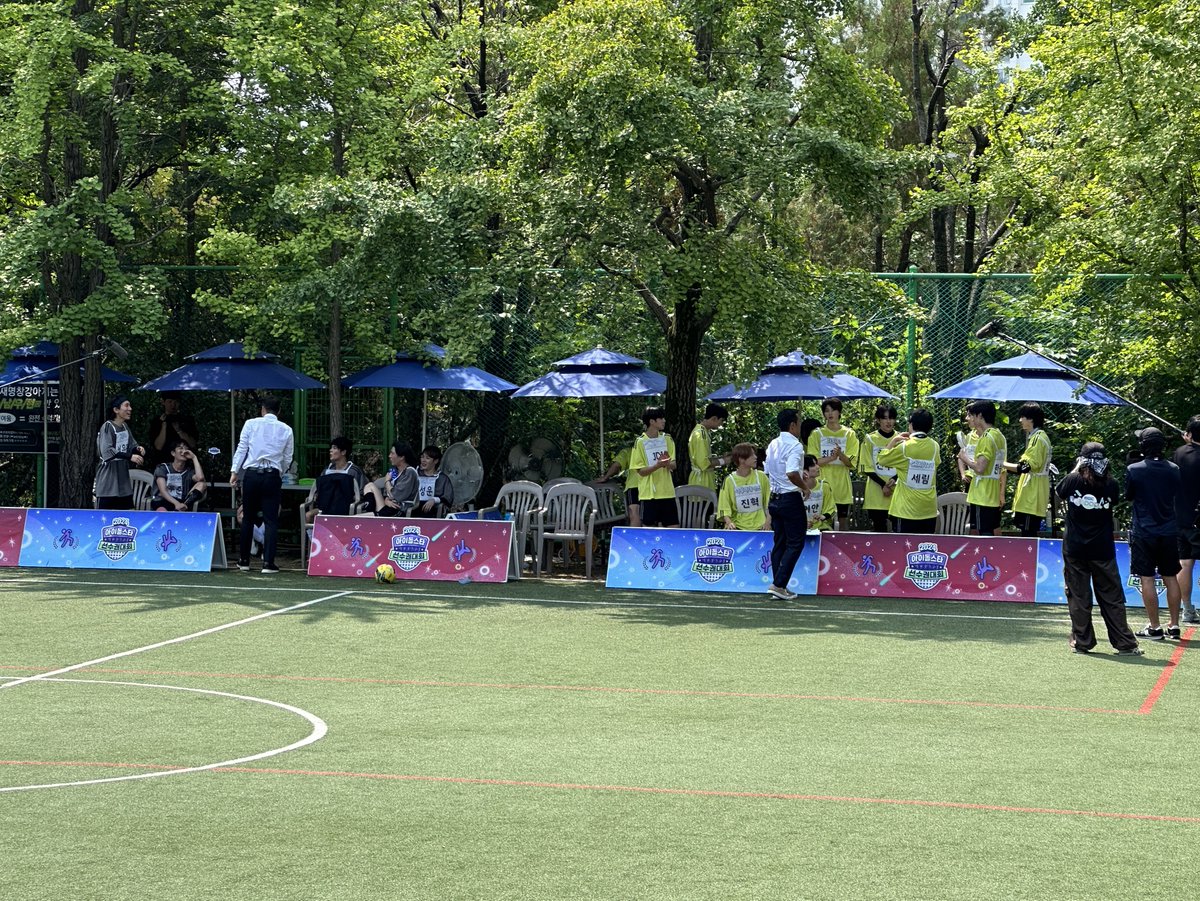 왼쪽                                           오른쪽
:다앉아잇음..                            :다일어나잇음..