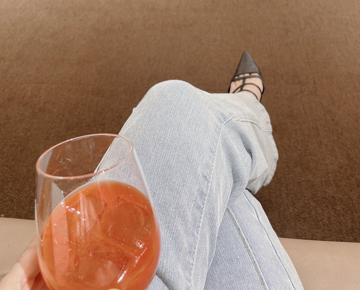 umimozu_tr's tweet image. 久しぶりに𝕏に戻ってきた気がする👀

世間的にはお休みだけど、私は仕事で沖縄出張でした。ちなみに空港はカオスだけどラウンジは平和。そして安定のトマトジュース。