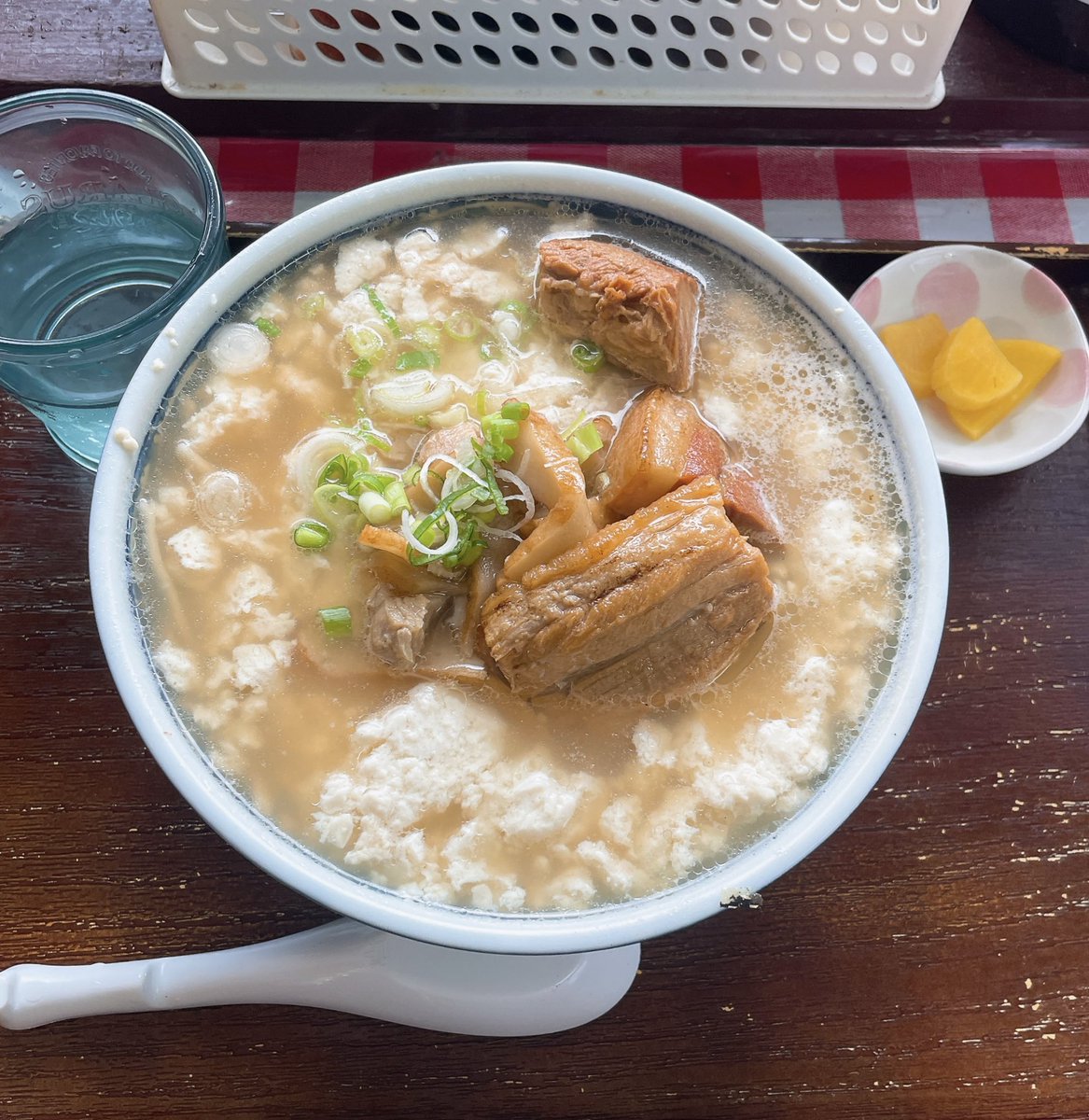 umimozu_tr's tweet image. 久しぶりに𝕏に戻ってきた気がする👀

世間的にはお休みだけど、私は仕事で沖縄出張でした。ちなみに空港はカオスだけどラウンジは平和。そして安定のトマトジュース。