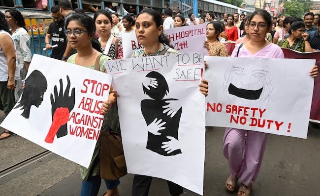 ShivamP86378754's tweet photo. Thousands of women have look control of streets of Kolkata demanding justice #MoumitaDebnath 
This visuals  will give nightmares to cm #MamataBanerjee 

#narendramodi 
#JusticeForDoctor 
#DoctorGadget 
@narendramodi @imVkohli @ImRo45 @Cristiano https://t.co/ihCTqkPdJo