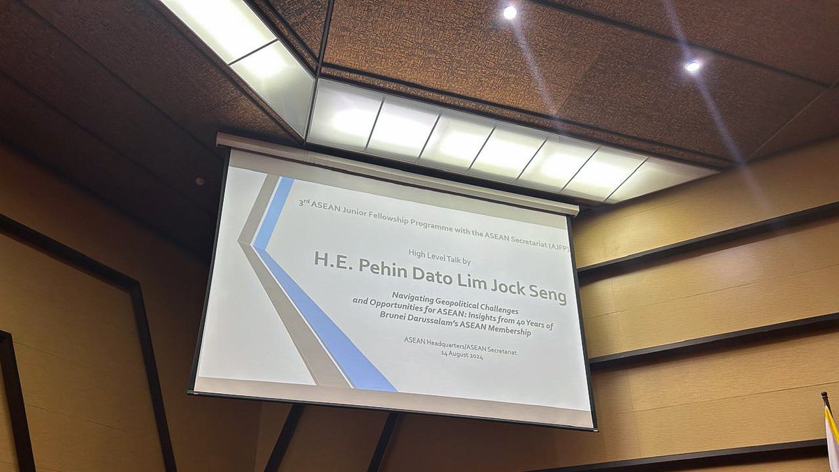 amb_japan_asean's tweet photo. It was a privilege to meet H.E. Pehin Dato Lim Jock Seng, Former Minister of Foreign Affairs and Trade II of 🇧🇳, at the High-Level Talk for #AJFP participants in @ASEAN HQ/Secretariat. 🇯🇵 is excited to continue its collaboration with 🇧🇳 in empowering💪 young leaders across ASEAN! https://t.co/G3CouDQ5Ij