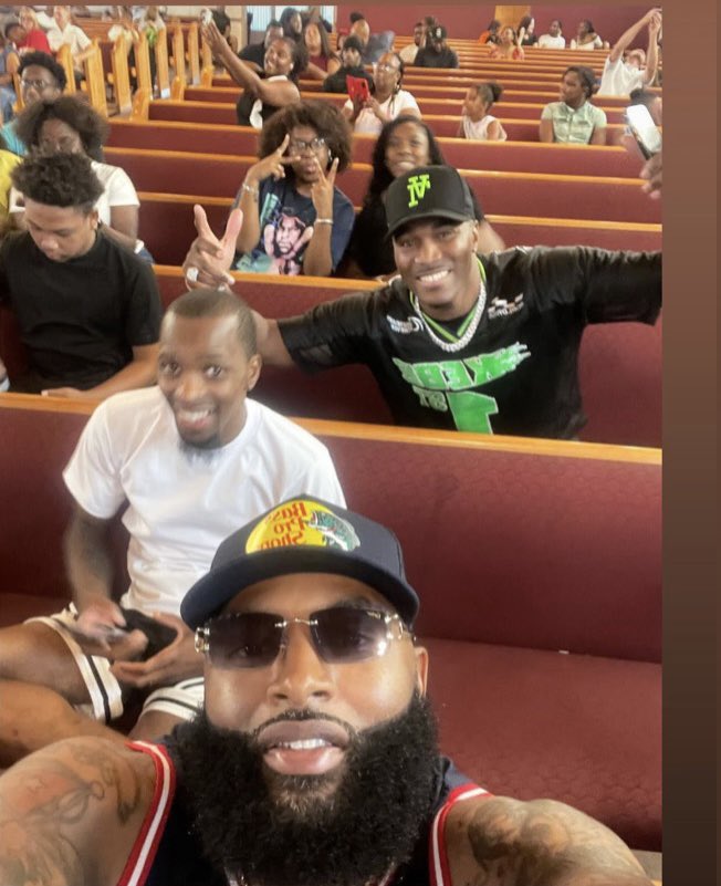 SupaSyrup's tweet image. Why can’t you wear hats in church? I can’t find that in the Bible