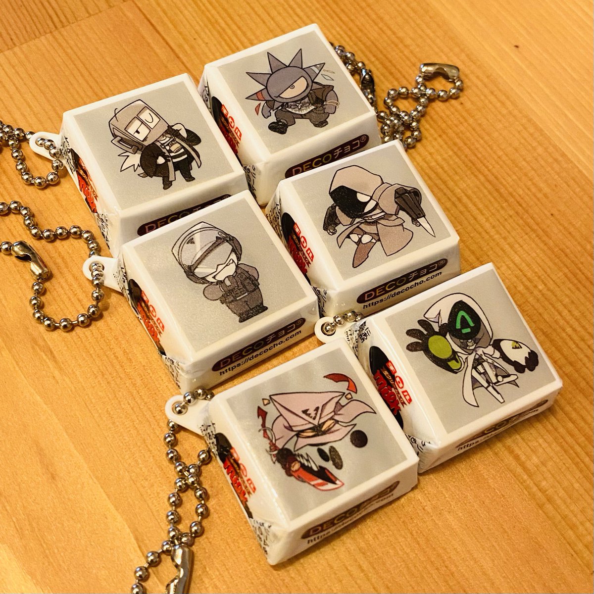 かっこいいイラスト入りキーホルダー、ずっと眺めていたくなります