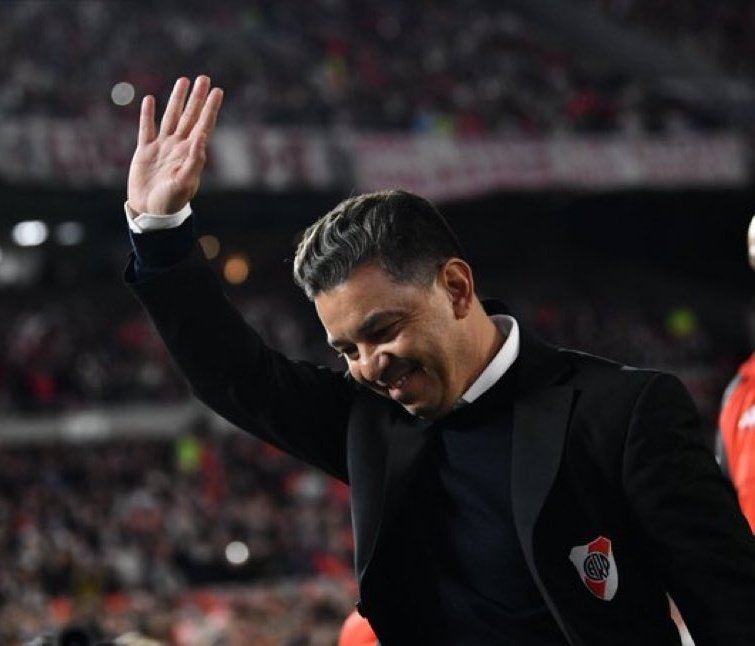 ESCUCHEN
CORRAN LA BOLA
LLEGO EL MUÑECO PREPAREN TODOS LA COLA