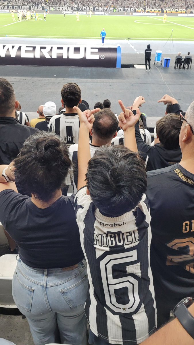 gb_silveira2's tweet photo. Numa boa? Eu quero um filho assim 
Miguelzinho verá as melhores versões do Botafogo 🫶🏼🔥 https://t.co/tyNYqSzLnx