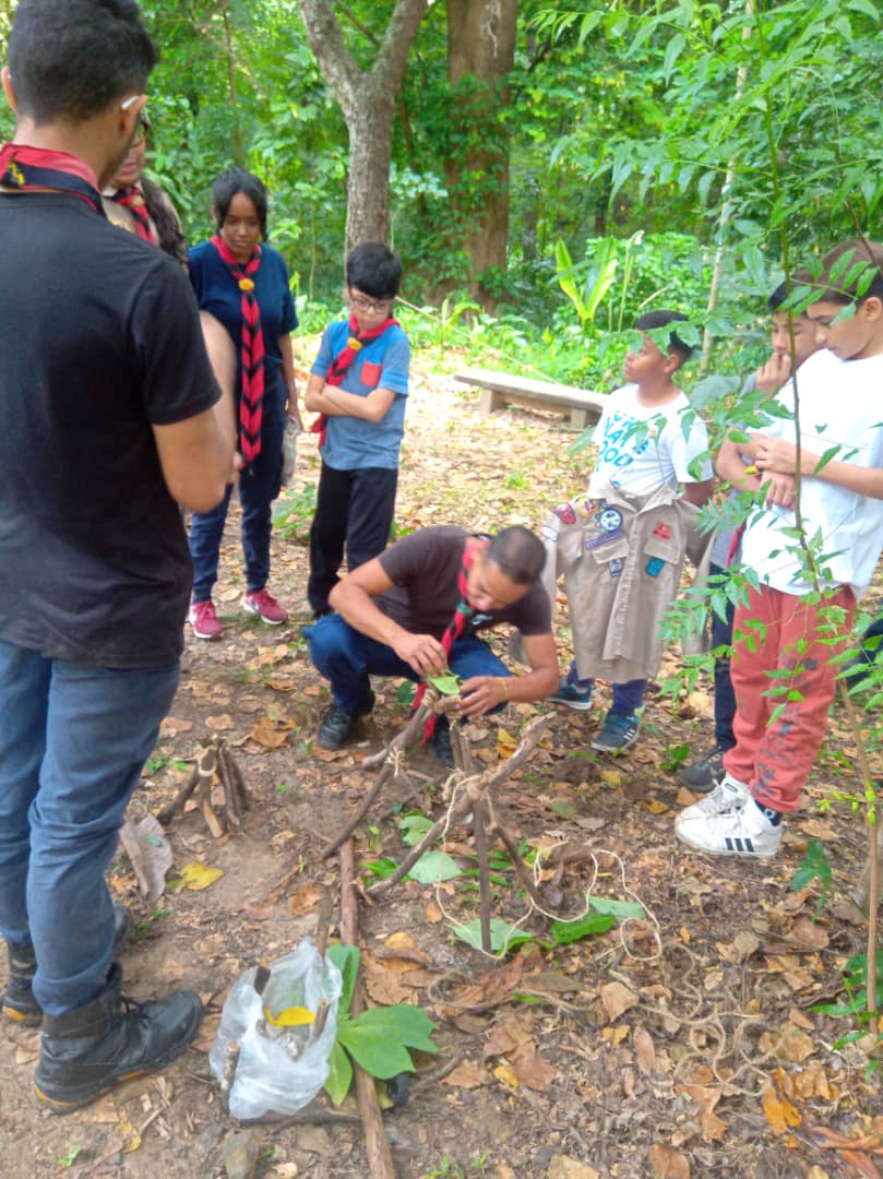 GSCATATUMBO19's tweet photo. Durante el pasado sábado, las Tropas Scout y Esculta se enfocaron en aprender y practicar diferentes nudos y amarres. Estos son esenciales para la vida al aire libre #ScoutLife #AdventureAwaits #OutdoorSkills #Trailblazers #CampLife #ScoutStrong
#ScoutFamily #ScoutLeadership https://t.co/VES4y88JXi