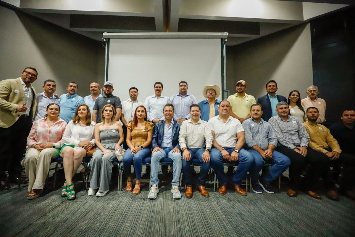 PabloLemusN's tweet photo. Fue un gusto y un honor reunirme con las y los integrantes de “¡Ánimo, Jalisco!”, una organización integrada por distintos liderazgos de todos los municipios de nuestra entidad, para agradecerles por todo su apoyo y el trabajo que realizaron para cumplir nuestro objetivo: ganar la gubernatura de Jalisco. 

Este triunfo no sólo se trata de una persona, sino de todos los equipos que depositaron su confianza en este proyecto. Gracias a esto, me convirtieron en el Gobernador más votado en la historia de Jalisco, con una victoria sólida y que nada ni nadie nos robará. 

Por el bien de nuestro estado, vamos a trabajar codo a codo con todos los Presidentes Municipales electos, de todas las fuerzas políticas.

¡Ánimo Jalisco! no termina con el cumplimiento de esta primera meta, sino que continuará formando liderazgos en cada rincón de Jalisco.