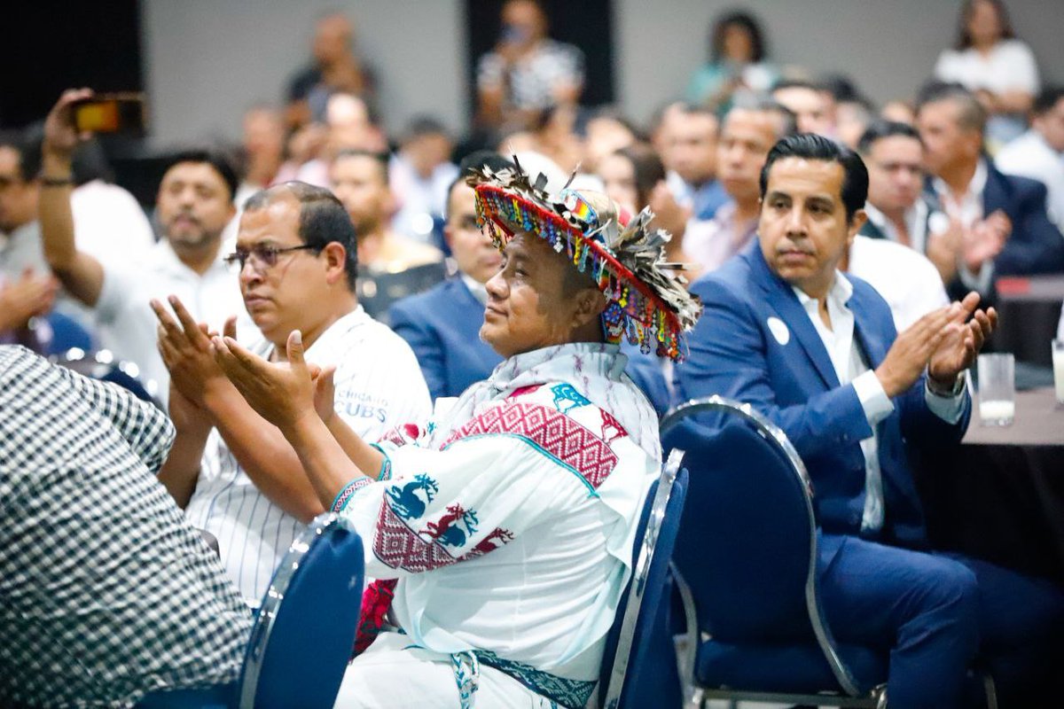 PabloLemusN's tweet photo. Fue un gusto y un honor reunirme con las y los integrantes de “¡Ánimo, Jalisco!”, una organización integrada por distintos liderazgos de todos los municipios de nuestra entidad, para agradecerles por todo su apoyo y el trabajo que realizaron para cumplir nuestro objetivo: ganar la gubernatura de Jalisco. 

Este triunfo no sólo se trata de una persona, sino de todos los equipos que depositaron su confianza en este proyecto. Gracias a esto, me convirtieron en el Gobernador más votado en la historia de Jalisco, con una victoria sólida y que nada ni nadie nos robará. 

Por el bien de nuestro estado, vamos a trabajar codo a codo con todos los Presidentes Municipales electos, de todas las fuerzas políticas.

¡Ánimo Jalisco! no termina con el cumplimiento de esta primera meta, sino que continuará formando liderazgos en cada rincón de Jalisco.