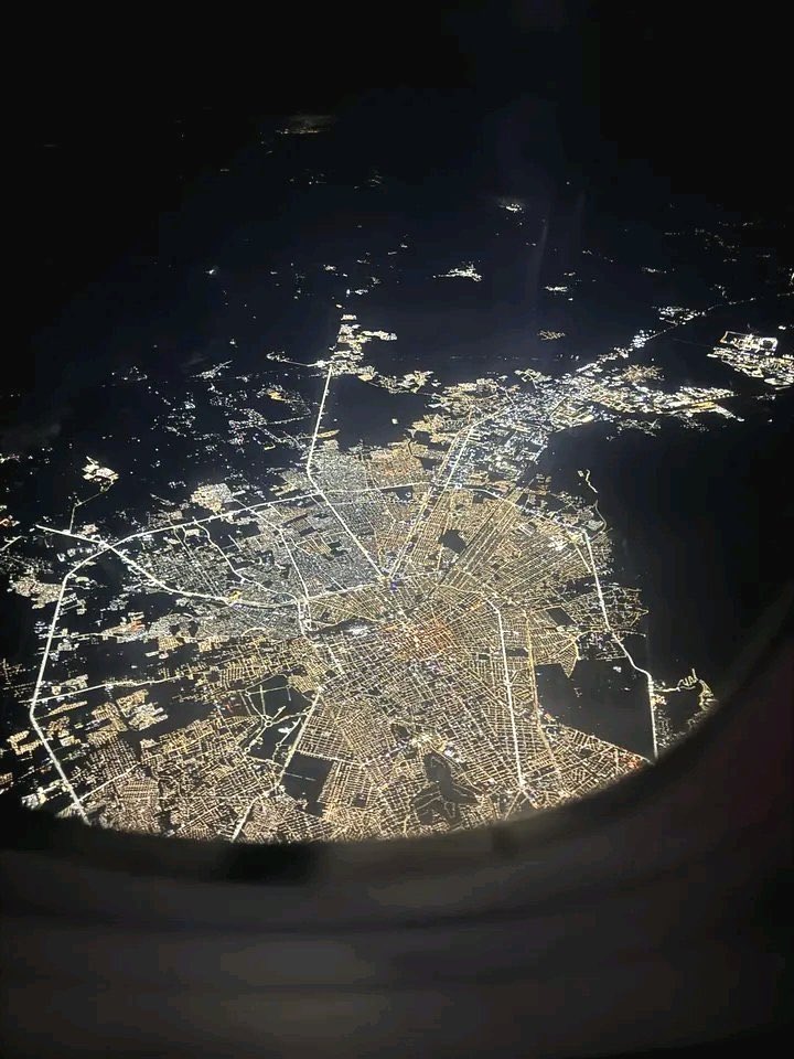 Buenas noches 🌙 San Luis Potosí 
Así se ve la ciudad desde lo alto ✈️ 
Identificas algún lugar? 
📸 <a href="/Jordi_Bonilla/">Jordi Bonilla Huracán</a> 
#ViveSanLuisPotosi