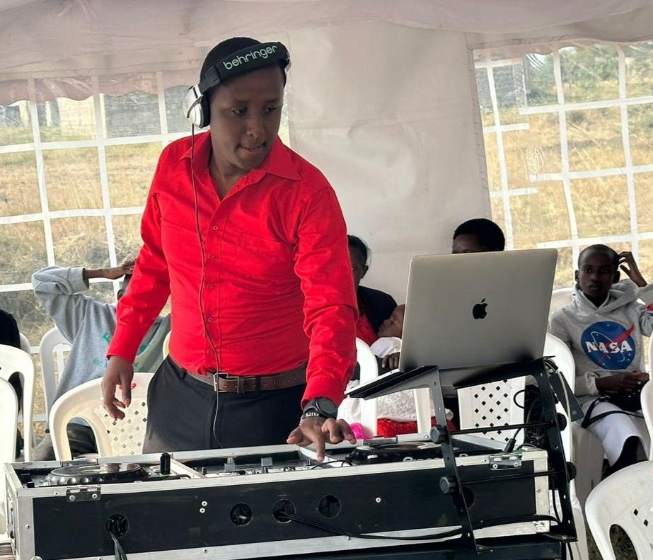 By being yourself you put something wonderful in the world that was not there before.
#Be_Real_Not_Perfect 
#eventdj
#DjChaplainKenya 
#TheDynamicChamp 
#HavocCrewEnt 
#thedynamiceffect🕺🕺🕺 

#thursdayvibes 
#ThursdayThoughts 
#MorningVibes 
#Brekko 
#GOLD