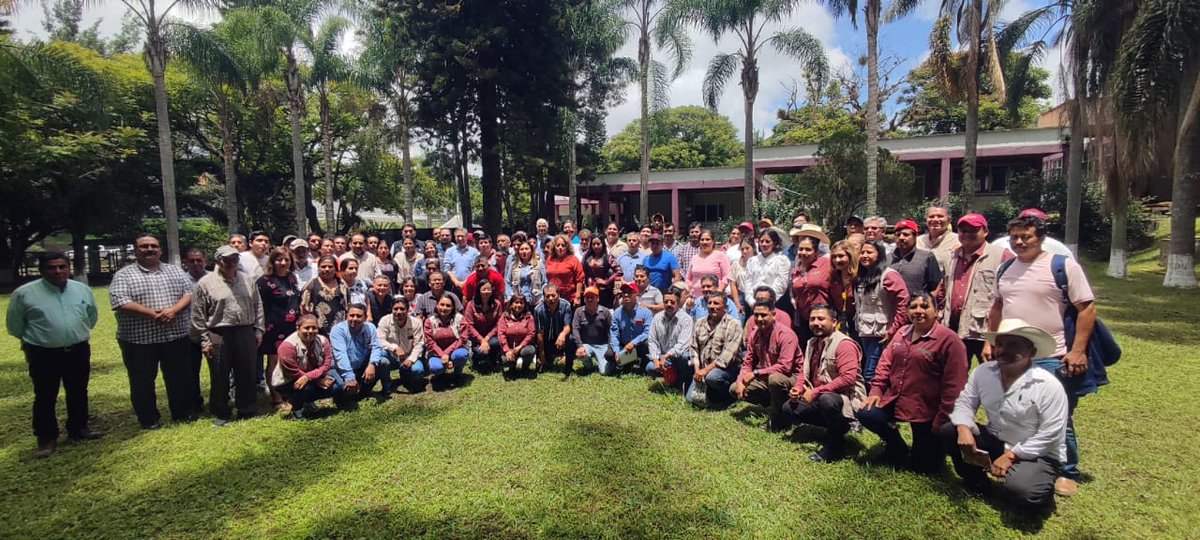 victor_suarez's tweet image. Hoy, estuve en #Veracruz, reunido con más de 80 productoras y productores; técnicas y técnicos para llevar a cabo el Encuentro Estatal en el que participaron productores representantes de 487 Escuelas de Campo (#ECA) del programa Producción para el Bienestar (#PpB). 1/4