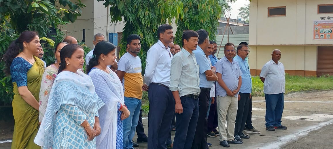 स्वतंत्रता दिवस के पावन पर्व पर गन्ना भवन, बरेली के प्रांगण में उप गन्ना आयुक्त महोदय बरेली द्वारा स्वतंत्रता दिवस पर झंडा रोहण करते हुए जिसमें जिला गन्ना अधिकारी बरेली एवं समस्त कर्मचारीगण उपास्थित रहे।