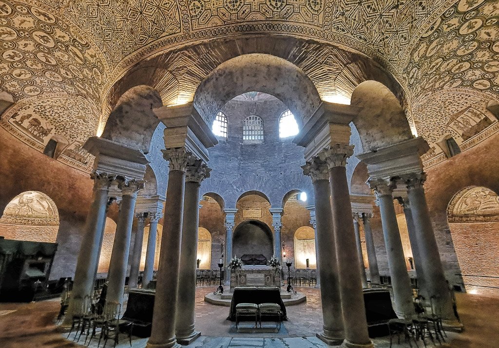 In the new When in Rome podcast, Chris Gribbin (@classicsmelb) discusses the Mausoleum of Santa Costanza, built for the daughter of Constantine the Great. podcasts.apple.com/au/podcast/whe…