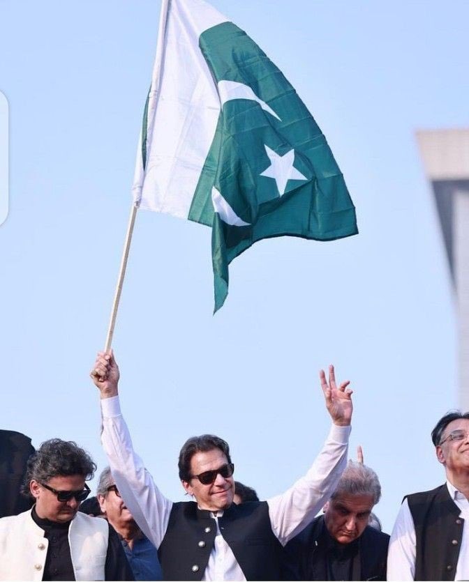 جتنی محبت عمران خان نے سمیٹی ہے اتنی محبت آج تک پاکستان میں کسی اور کے حصے میں نہ آسکی ۔ 
پاکستان زندہ باد 🇵🇰💚
عمران خان زندہ باد 🇵🇰💚