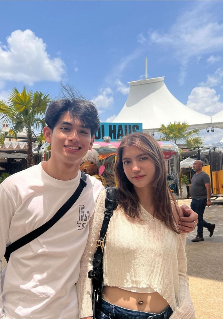 wolipop's tweet photo. #Foto Romantis banget! Gini momen pas Cassandra Lee dilamar Ryuken Lie di Singapura! Bikin iri, yah🥹❤️
Lihat potretnya di sini!
>> https://t.co/hw3mTQkcCJ
Foto: Instagram/cassandraslee
#wolipop #cassandralee #cassandraleedilamar #ryukenlie https://t.co/hSrGrW1IlD