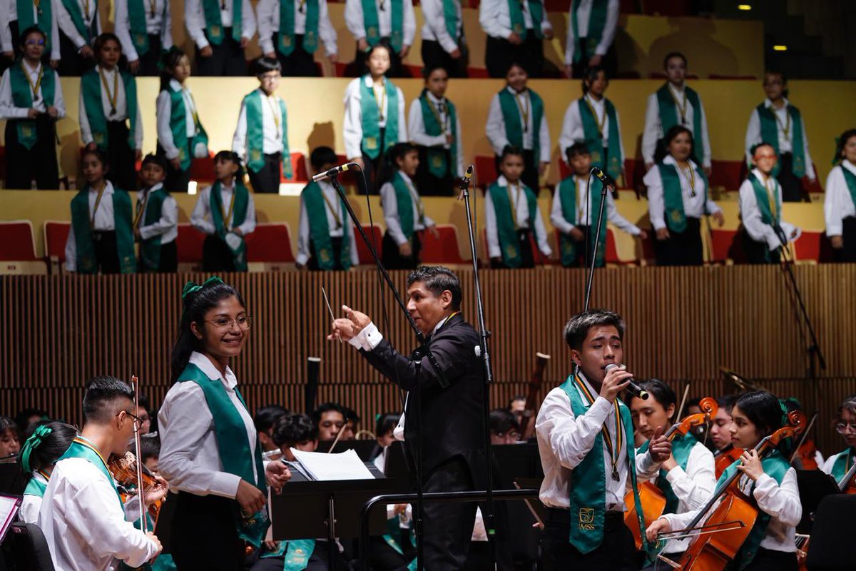 zoerobledo's tweet photo. 🎼 Asistimos al concierto debut de la Orquesta y coro IMSS Esperanza Azteca - Independencia. 🎶

🎺 Con la participación de 150 niñas, niños y jóvenes que conforman la orquesta y coro, celebramos nuestra colaboración a favor de la salud, pues con la música combatimos el sedentarismo, la obesidad y las adicciones. 🎻

La música tiene el poder de transformar vidas, de unir corazones, de abrir puertas; es ritmo, pero también rumbo, y quizá destino, y nuestro destino es el #porvenir y bienestar de estos niños, niñas y jóvenes. 💚