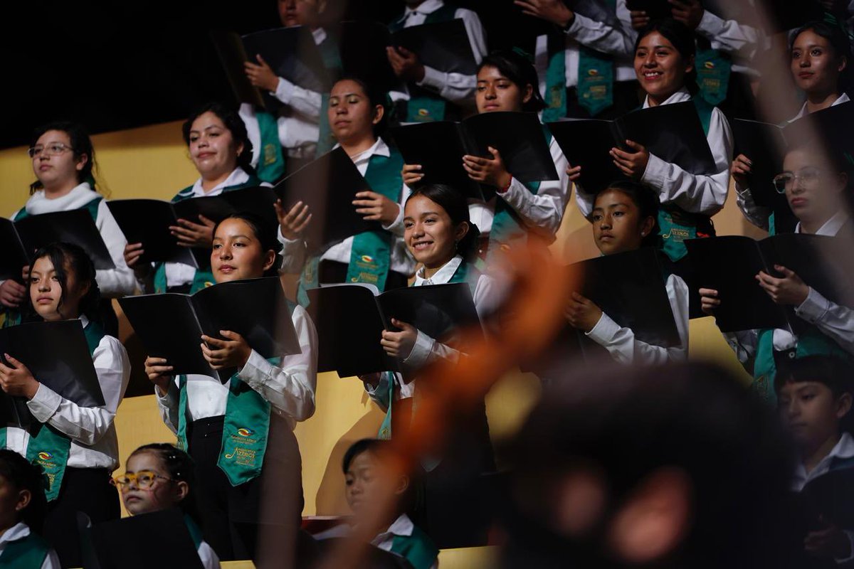 zoerobledo's tweet photo. 🎼 Asistimos al concierto debut de la Orquesta y coro IMSS Esperanza Azteca - Independencia. 🎶

🎺 Con la participación de 150 niñas, niños y jóvenes que conforman la orquesta y coro, celebramos nuestra colaboración a favor de la salud, pues con la música combatimos el sedentarismo, la obesidad y las adicciones. 🎻

La música tiene el poder de transformar vidas, de unir corazones, de abrir puertas; es ritmo, pero también rumbo, y quizá destino, y nuestro destino es el #porvenir y bienestar de estos niños, niñas y jóvenes. 💚