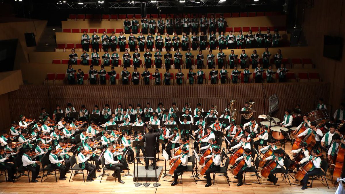zoerobledo's tweet photo. 🎼 Asistimos al concierto debut de la Orquesta y coro IMSS Esperanza Azteca - Independencia. 🎶

🎺 Con la participación de 150 niñas, niños y jóvenes que conforman la orquesta y coro, celebramos nuestra colaboración a favor de la salud, pues con la música combatimos el sedentarismo, la obesidad y las adicciones. 🎻

La música tiene el poder de transformar vidas, de unir corazones, de abrir puertas; es ritmo, pero también rumbo, y quizá destino, y nuestro destino es el #porvenir y bienestar de estos niños, niñas y jóvenes. 💚