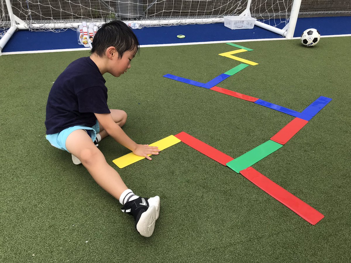 cocospo_futsal's tweet photo. 🌷ちびっこクラス🌷
お絵描きボウリングの様子です🎳
線マーカーでドリブルコースを作り、好きなキャラクターのついたピンにシュートします👟⚽️✨
足裏を上手につかってジグザグコースを進んでいました🙌
また一緒に遊ぼうね😊
#COCOSPORTS #フットサル
#児童発達支援 #放デイ #スクール https://t.co/T3RmP2p4Vr