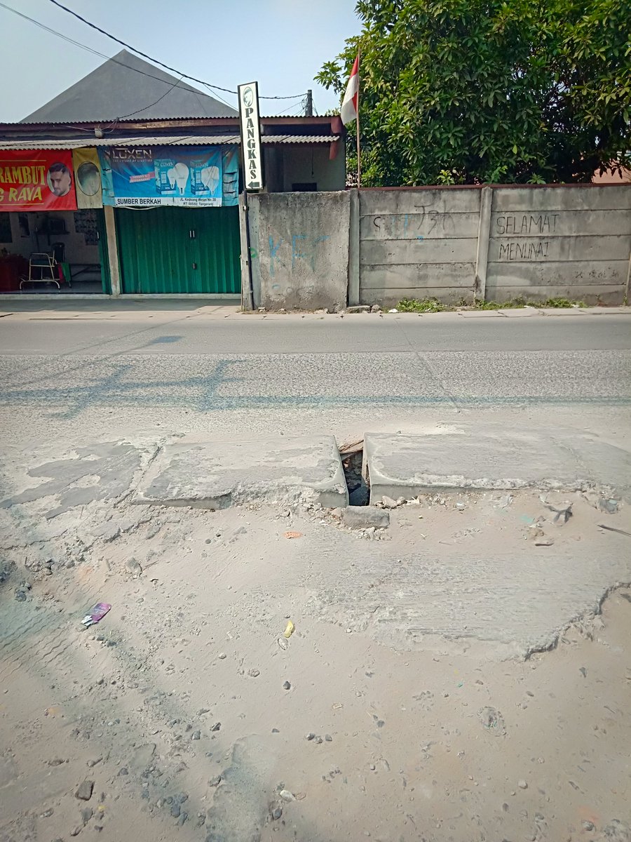 untuk diperhatikan dinas terkait <a href="/Kota_Tangerang/">KOTA TANGERANG</a>  untuk memperbaiki karena berbahaya, lokasi di Gg macan, Kel.kedaung wetan, kec.Neglasari.