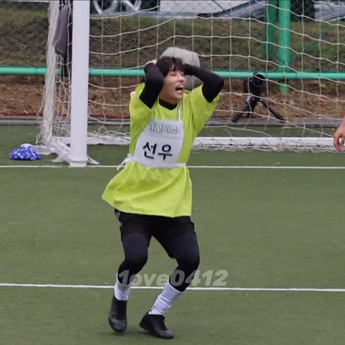 swlovezone's tweet photo. raccoon on the field 😭 https://t.co/gN6FOxcU1T