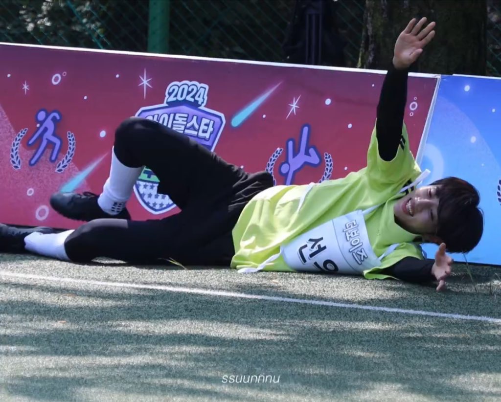 swlovezone's tweet photo. raccoon on the field 😭 https://t.co/gN6FOxcU1T