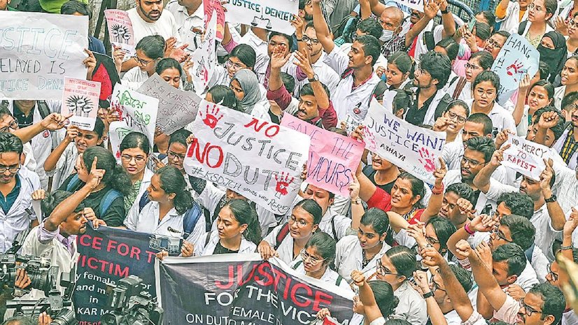 womenpostingws's tweet photo. Thousands of women fill the streets of Bengal at midnight, chanting "We Want Justice" 

They are protesting the horrific rape-murder of a doctor on duty at a hospital, marching together to demand accountability and an end to violence against women. https://t.co/AcMOSjEaCn
