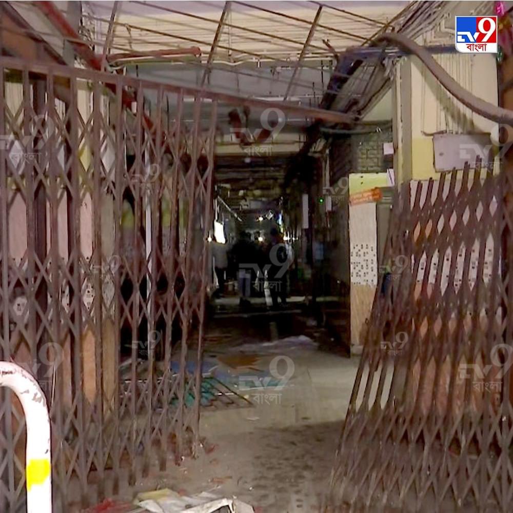 gairick's tweet photo. Disturbing scenes from R G Kar. What’s that these people are trying to hide ? 5000 - 7000 people vandalising a state run hospital in front of police. #RGKarCollege #RGKarMedicalcollege #RGKarProtest https://t.co/zcsIxMP93l