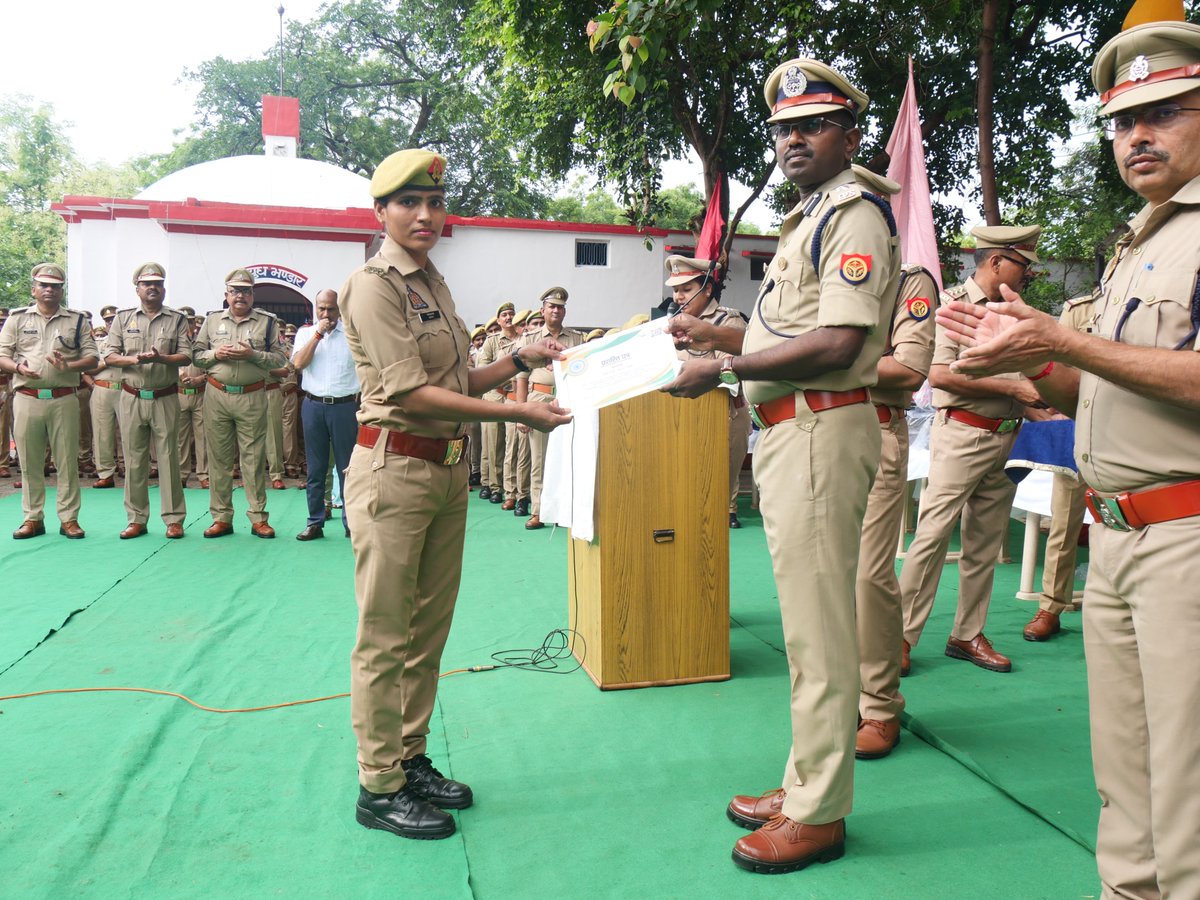 #SSPJhansi द्वारा 78 वें #स्वतंत्रता_दिवस के पावन अवसर पर पुलिस लाइन क्वार्टरगार्द पर ध्वजारोहण कर राष्ट्रीय ध्वज को सलामी दी गयी तथा पुलिस कर्मियों को एकता और राष्ट्र सुरक्षा की शपथ दिलाई गयी।
सराहनीय कार्य करने वाले पुलिस अधि0/कर्म0गण को मेडल/प्रशस्ति-पत्र से सम्मानित किया गया।