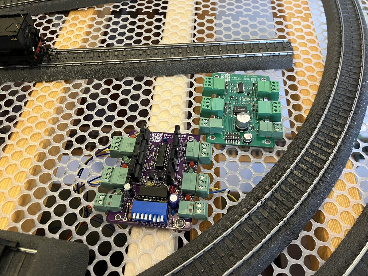 Vocal_1997's tweet photo. 前に作ったK83と並べました。チップを使うと小さく薄くできることが良くわかります。さあ、これでターンテーブル周りのポイントやアンカブラーを動かすぞ。と、 その前にお昼にしよう。
#電子工作
#メルクリン
#K83
#CS3 https://t.co/xtjG5a6ePj