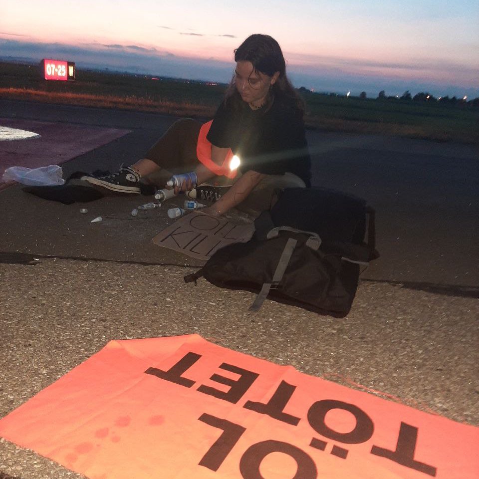 ✈️ Protest am Flughafen BER, Stuttgart, Nürnberg &amp; Köln/Bonn!

8 Personen unterbrechen aktuell den Flugverkehr. 

🗣️ Die Klimakatastrophe ist so viel beängstigender als jede Strafandrohung: Sie zerstört unser aller Zukunft! Es geht um unsere Existenz!

chuffed.org/project/oil-ki…