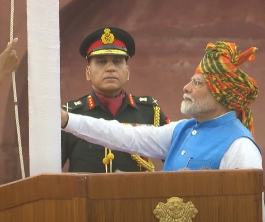 NewsAlgebraIND's tweet image. BIG BREAKING NEWS 🚨 PM Modi from the ramparts of Red Fort said time has come for Secular (Uniform) Civil Code

"We have already spent 78 years with communal civil code"

He raises voice for Bangladeshi Hindus from Red Fort.

PM MODI : "Challenges from abroad are rising. I will…