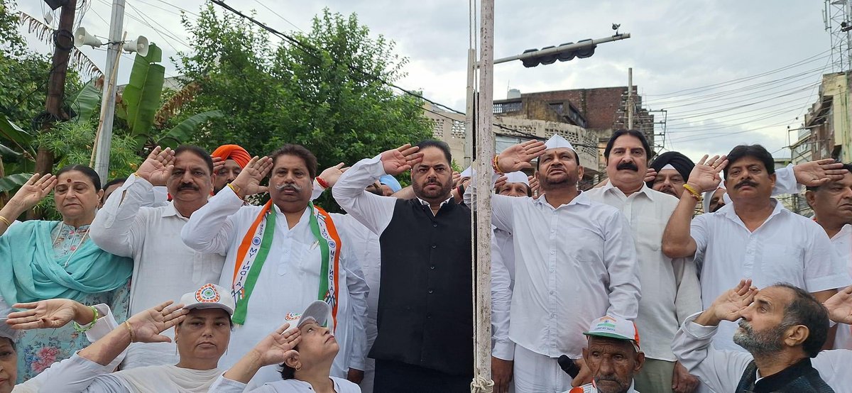 vikar_rasool's tweet photo. Observing the 78th Independence Day at the Congress HQ in Jammu.

On this day, we commemorate the remarkable accomplishments of our nation, pay tribute to the bravery of our freedom fighters, and anticipate a promising future.

Jai Hind 🇮🇳 https://t.co/0Dm4Os4kYo