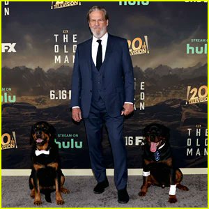 blewis823's tweet photo. Carol and Dave with their co-star Jeff Bridges. Season 2, September 12. #TheOldMan #TheRealStars #Furbabies https://t.co/SRCO5n3I3o