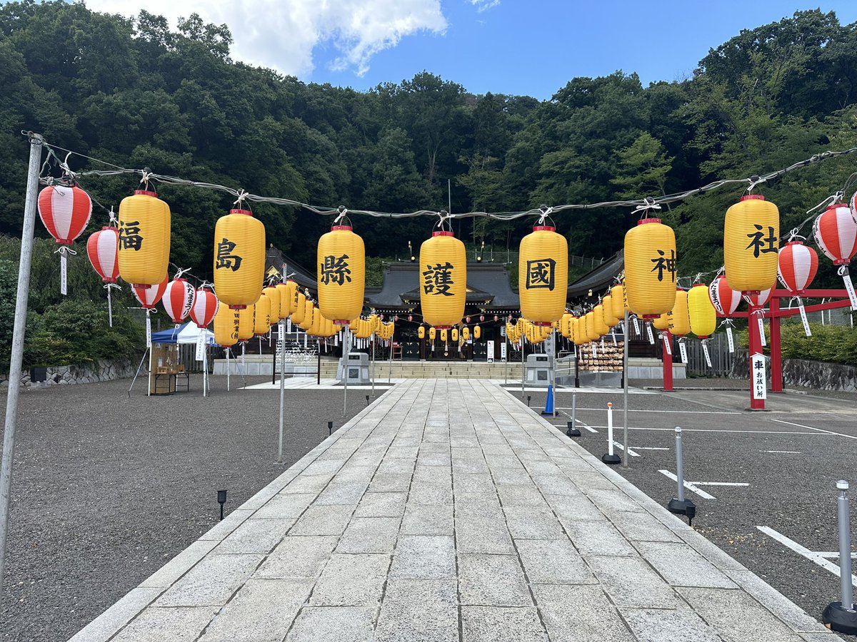 kohei_w1985's tweet photo. 戦後79年の終戦の日を迎えました。
今、私は福島県護国神社に来ています。
今日の日本の平和と繁栄が、戦没者の尊い犠牲の上に成り立っているとの強い思いを抱き、御英霊に対する感謝と追悼の誠を捧げて参りました。

また、中曽根総理が8月15日に靖国神社に参拝した日から39年です。様々な政治情勢により総理大臣の靖国神社参拝が困難になっていますが、到底納得できないものです。

昭和60年8月14日の藤波孝生内閣官房長官談話では「多くの日本人が靖国神社を戦没者追悼の中心的な施設と考えている」旨の認識のもと、首相並びに大臣が靖国神社に公式参拝することは憲法に違反するものではないとの政府見解が述べられています。

靖国神社はアーリントン墓地や英国のウエストミンスター寺院内の「無名戦死の墓」などと同様な性格を有しており、そこで復讐や軍国主義の復活を祈るような人はいません。
来年は終戦から80年です。真剣に戦没者追悼を考える年になるのではないでしょうか。
