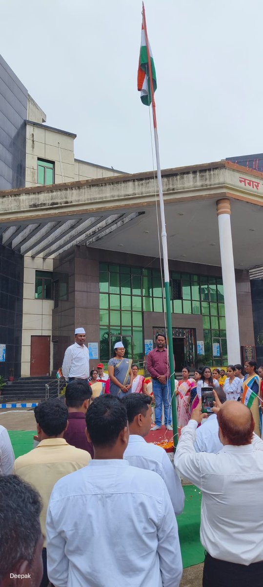 नगर परिषद चाईबासा के परिसर पर 15 अगस्त के अवसर पर झंडा तोलन किया गया और प्रशासक द्वारा नगर परिषद के कर्मियों को उत्कृष्ट कार्य के लिए सर्टिफिकेट भी प्रदान किया गया  l