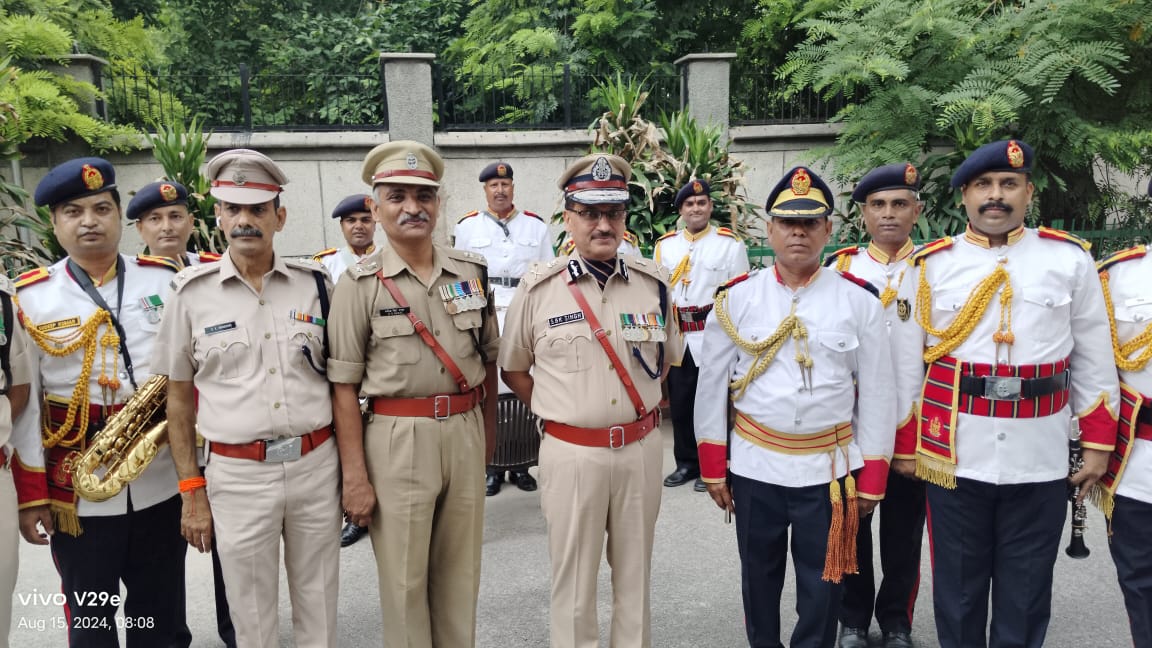 On the occasion of 78th Independence Day Sh. S.B.K. Singh, I.P.S., D G Home Guards hoisted national flag at HQrs of Delhi Home Guards. In his address DGHG paid tribute to  freedom fighters and extended his greetings to all Home Guards and their family.