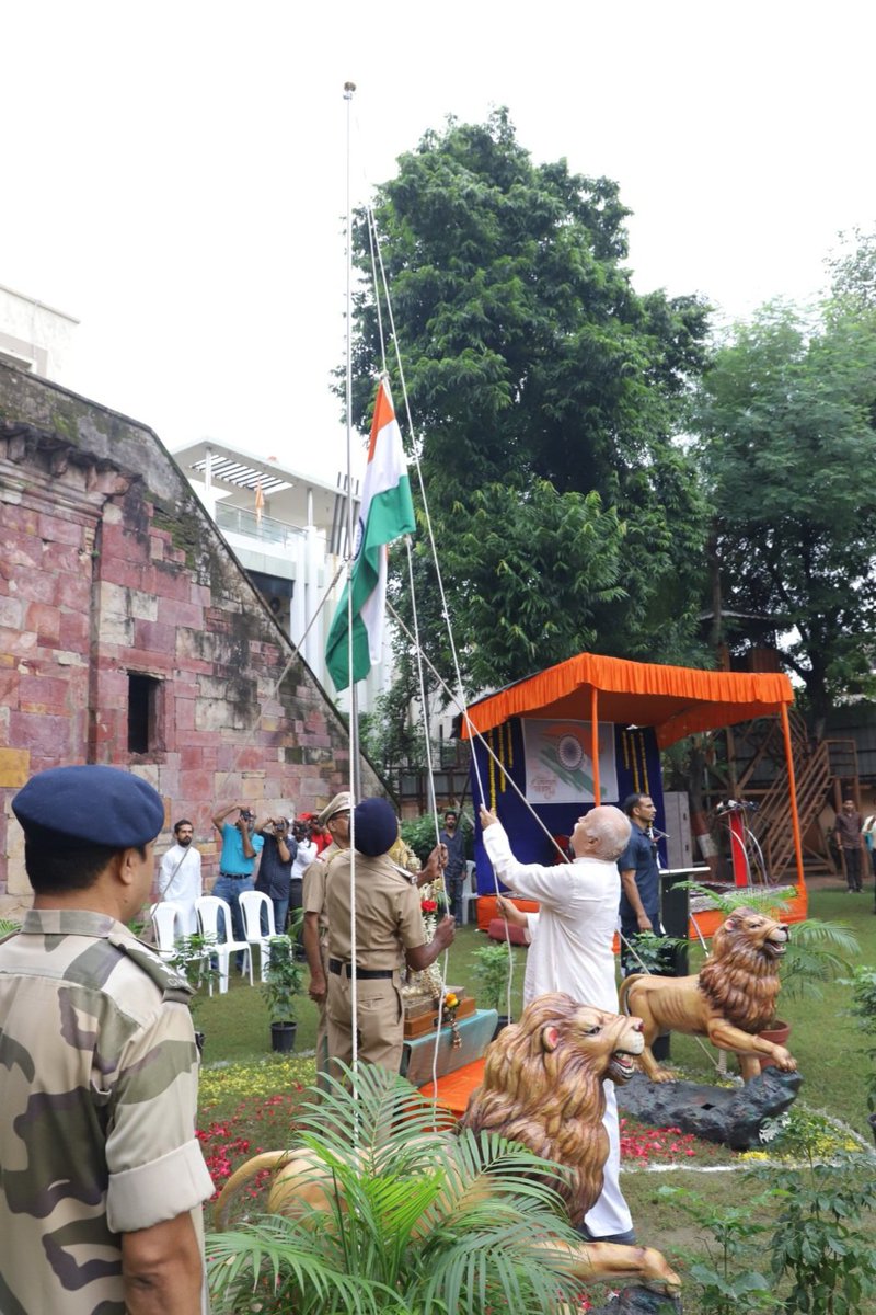 RSSorg's tweet photo. 78वें स्वतंत्रता दिवस के अवसर पर राष्ट्रीय स्वयंसेवक संघ के पूजनीय सरसंघचालक डॉ. मोहन भागवत जी ने आ�� संघ कार्यालय, महाल (नागपुर) में ध्वजारोहण किया। https://t.co/aXO2vJU0ke