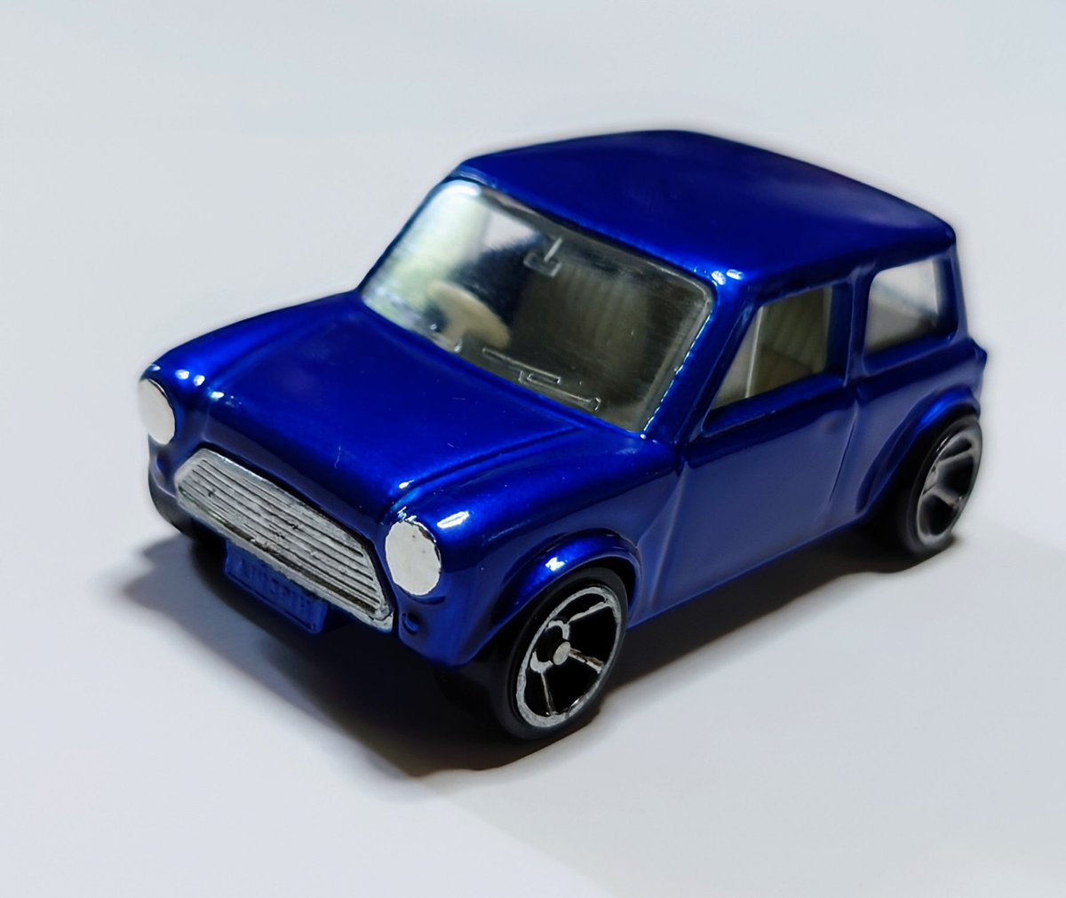 szOvVstp3X7YJdV's tweet photo. #ミニカー #RACINGMINI #レーシングミニ #マッチボックス #Matchbox #トミカ
ボロクソだったマッチボックスのレーシングミニを修復してみました。ドアの溝は手掘りで設けました。
仕上げ塗装は、ミニクーパーに合うタヒチブルーにて。
肩のこる細かい仕上げはこれからです😅 https://t.co/4dXCdJO34C