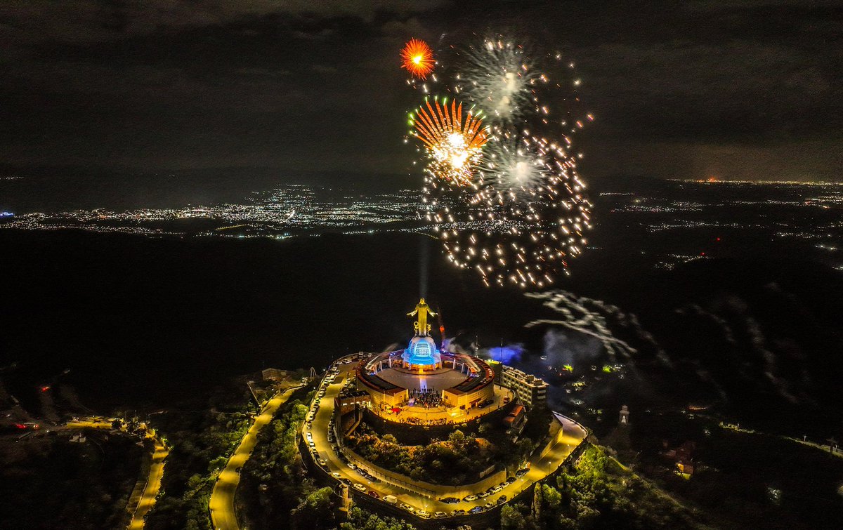 Hoy con gran satisfacción entregamos el nuevo Sistema de Iluminación Escénica y la rehabilitación del camino al Santuario de Cristo Rey en Silao. Estas obras además también impulsan el turismo y benefician a los millones de peregrinos que cada año visitan este lugar tan