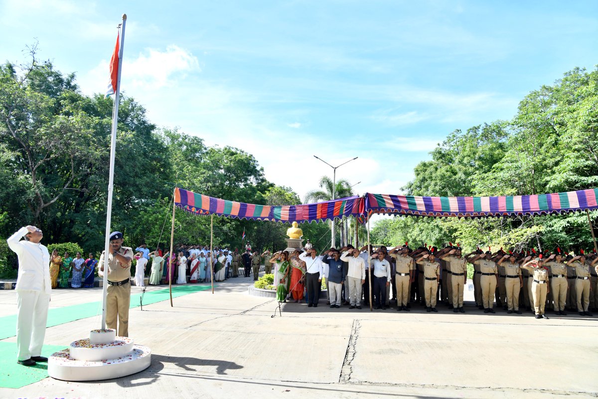 svvetvarsity's tweet photo. Flag hoisting by prof. Dr. J. V. Ramana garu, vice chancellor, Svvu, tirupati on August 15 th, 2024. 78 th independence day celebrating with students, teaching and non teaching staff Participated https://t.co/6Khtz3WdFS