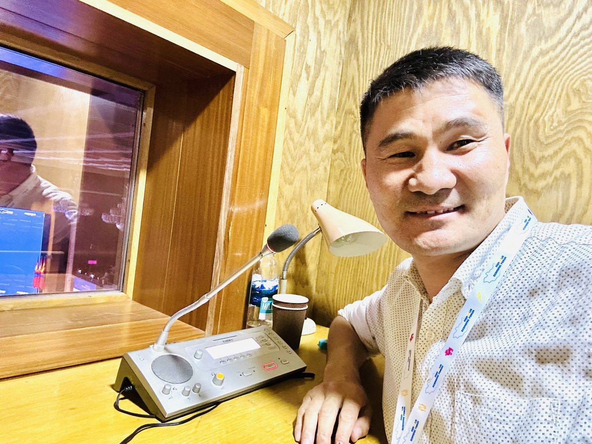 Монголын эдийн засгийн форумд 4 дэх удаагаа  монгол-хятад хэлний синхрон орчуулга хийж оролцов.2 өдрийн турш 16 цаг синхрон орчуулга хийж ас өндөр ачаалалтай ажиллав. Хоолой бага зэрэг цуцсан ч гэсэн дуртай ажил болохоор л сайхан л да.