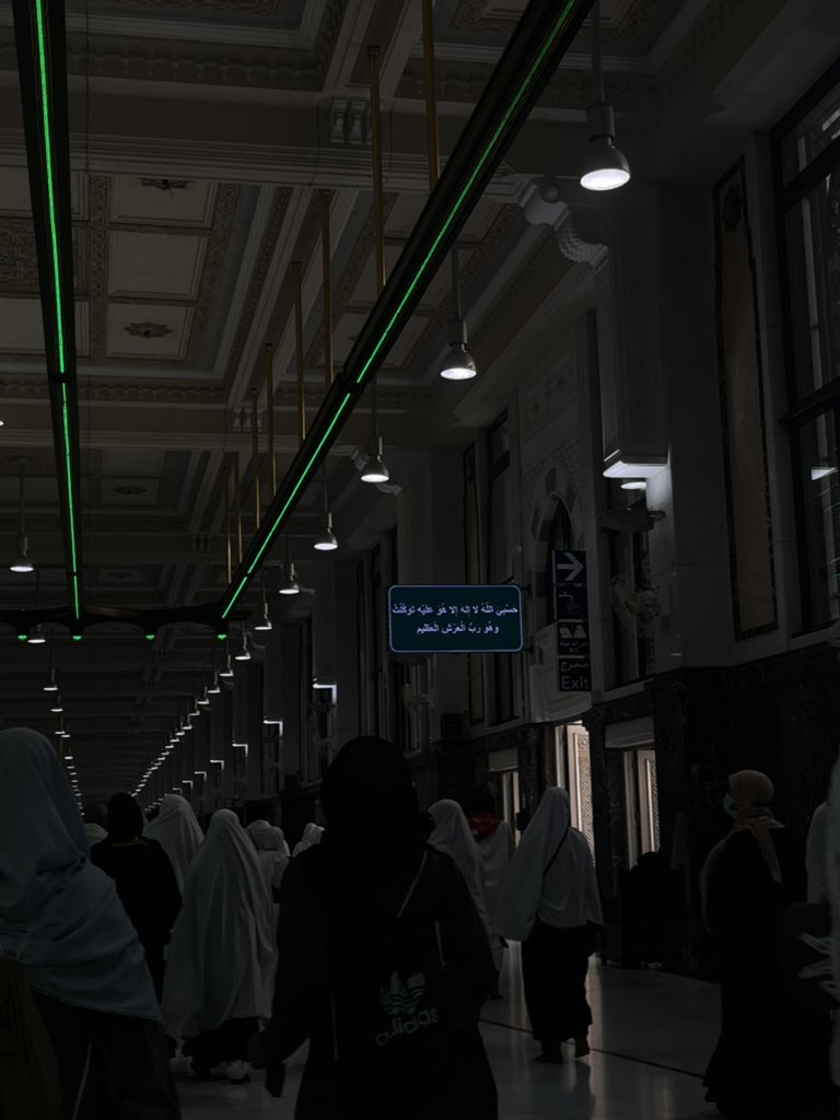 hh_ib7's tweet photo. طاب  اللقاء وقرّت العيون وأرتوى القلبَّ
الحمدلله الذي بلغني هواء مكة وسكينتها
ورزقنِي عُمره تريح نَفسي الحمدلله على تمام العمرة، ربي أستودعتك أدعية فاض بها قلبي فاستجبها يـارب🤍 https://t.co/hc6MC9AZvn