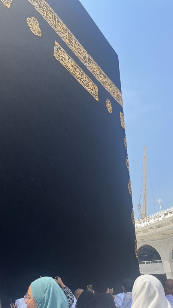 hh_ib7's tweet photo. طاب  اللقاء وقرّت العيون وأرتوى القلبَّ
الحمدلله الذي بلغني هواء مكة وسكينتها
ورزقنِي عُمره تريح نَفسي الحمدلله على تمام العمرة، ربي أستودعتك أدعية فاض بها قلبي فاستجبها يـارب🤍 https://t.co/hc6MC9AZvn