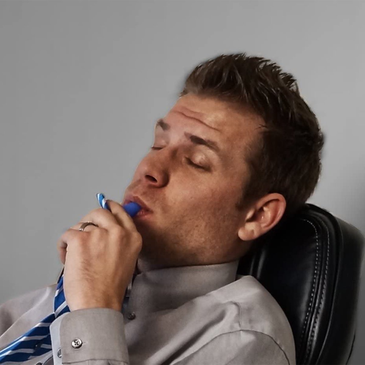 UnicunShop's tweet photo. Boss got you down? Our Hidden Flask Tie lets you sip in secret! ππΉ Shhhh... it's our little secret. π Get yours here: https://t.co/EEzVy8QXbw #hiddenflask #workhacks #funnygifts https://t.co/KbvsLd0vyA